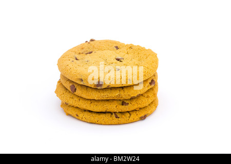 Pila di biscotti al cioccolato su sfondo bianco Foto Stock