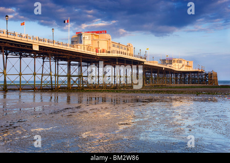 Worthing Pier al crepuscolo - 15 Maggio 2010 Foto Stock