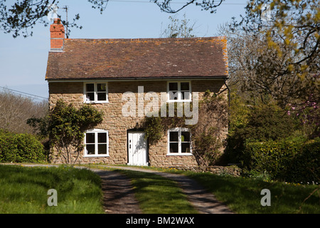 Regno Unito, Inghilterra, Herefordshire, Putley comune, attraente costruito in pietra staccata cottage rurale Foto Stock