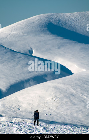 Skiddaw dal vertice di Blencathra in inverno, Lake District, Cumbria, Inghilterra, Regno Unito. Foto Stock