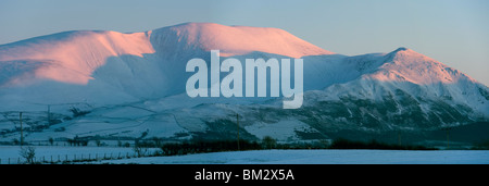 Panorama di Skiddaw mountain al tramonto in inverno, dal nord-ovest, Lake District, Cumbria, England, Regno Unito Foto Stock