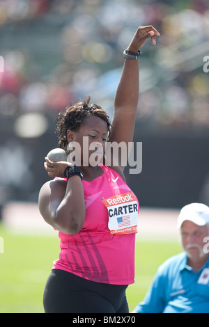 Michelle Carter (USA) vincitore delle donne del colpo messo a 2009 Reebok Grand Prix via e nel campo della concorrenza. Foto Stock