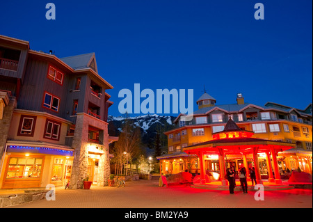 Town Plaza nel villaggio di Whistler al crepuscolo Foto Stock