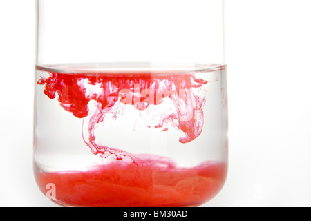 I pigmenti di colore nell'acqua facendo nuvole, su sfondo bianco Foto Stock