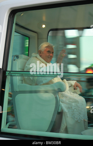 Lisbona - 11 Maggio: Papa Benedetto XVI SALUTO folla Maggio 11, 2010 a Lisbona, Portogallo Foto Stock