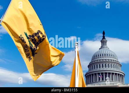La Gadsden flag non battistrada su di me "Tea Party' bandiere del US Capitol Building in Washington DC Foto Stock