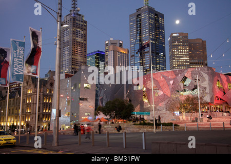 Federation Square e la Skyline di Melbourne di notte, Victoria, Australia Foto Stock