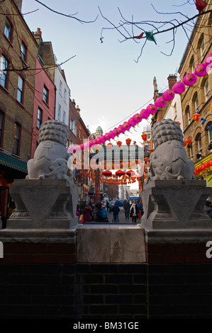 Lion statura di pietra in China Town, il Nuovo Anno Cinese Festival 2010 Londra Inghilterra REGNO UNITO Foto Stock