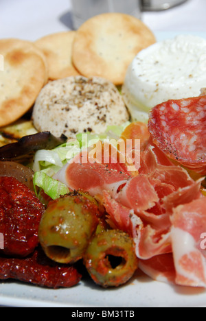 A Gozo, MALTA. Una piastra di Maltese antipasti stile, come servita presso l'oleandro in Xaghra. 2010. Foto Stock