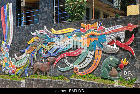 Creato nel 1956 da Diego Rivera quando viveva in Acapulco suo drago murale sulla parete esterna è un'arte messicana tesoro Foto Stock