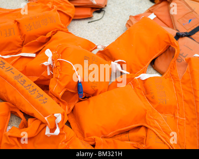 Giubbotti di salvataggio sul terreno Foto Stock