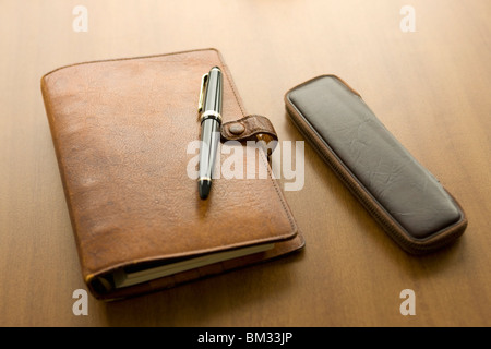 Diario, inchiostro della penna e matita caso su una scrivania Foto Stock
