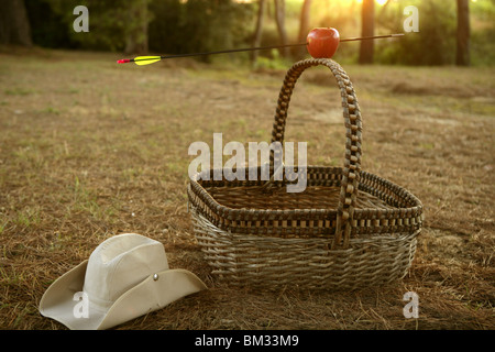 Guglielmo Tell metafora con mela rossa e la freccia nella foresta Foto Stock