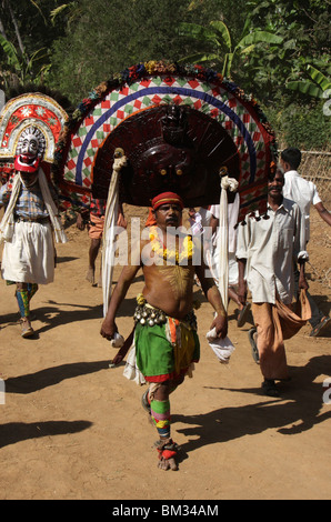 Tradizionale e poothan thira ballerini con costumi colorati da un festival in Kerala, India Foto Stock
