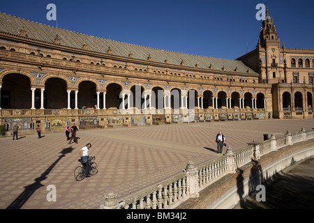 Turisti visitano la Plaza Spagna a Siviglia, Spagna, 11 marzo 2008. Foto/Chico Sanchez Foto Stock