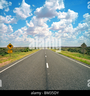 Strada in outback australiano Foto Stock