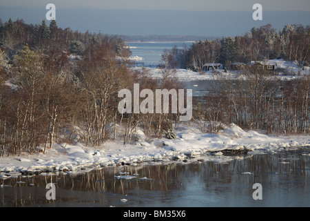 INVERNO DELL'ARCIPELAGO SVEDESE: Svezia la costa orientale dell'arcipelago svedese nelle isole invernali ospita acqua mare neve ghiaccio vicino al porto di Kapellskär Foto Stock