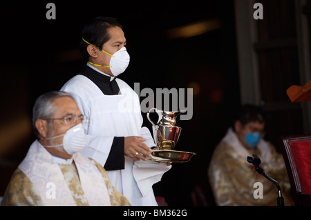 La Santa Messa presso la Basilica di Nostra Signora di Guadalupe durante l'influenza suina epidemy a Città del Messico il 2 maggio 2009. Foto Stock