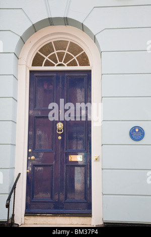 Un blu scuro Georgan porta alla ex casa di John Marsh, Chichester, West Sussex, in Inghilterra. Foto Stock