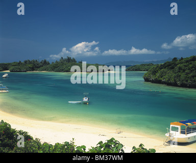 Barche sulla spiaggia di Isola di Ishigaki Prefettura di Okinawa in Giappone Foto Stock