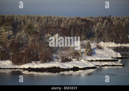 INVERNO DELL'ARCIPELAGO SVEDESE: Svezia arcipelago svedese costa orientale nelle isole invernali acqua mare neve ghiaccio vicino al porto di Kapellskär Foto Stock