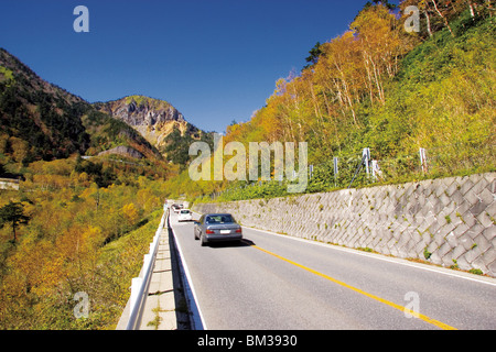 Guida su strada di montagna Foto Stock