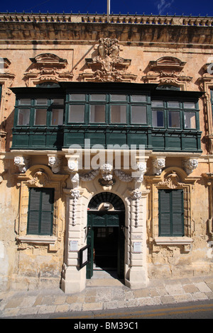 Il altamente decorativo e dettagliata facciata barocca del Maltese Servizio Civile edificio Club a La Valletta, Malta Foto Stock