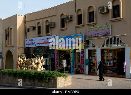 Scena di strada di fronte al Nizwa fort Oman Foto Stock