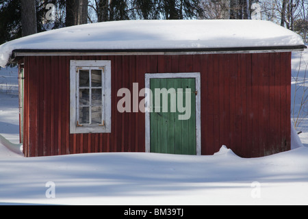 EDIFICIO TRADIZIONALE DI FATTORIA NORDICA: Nevicato nel tradizionale edificio agricolo capannone Godby sull'arcipelago di Aland tra Finlandia e Svezia inverno Foto Stock