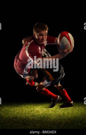 Giocatore di rugby di essere affrontati e le rigature Foto Stock