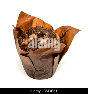 Doppio cioccolato fondente Muffin riempito isolata contro uno sfondo bianco. Foto Stock