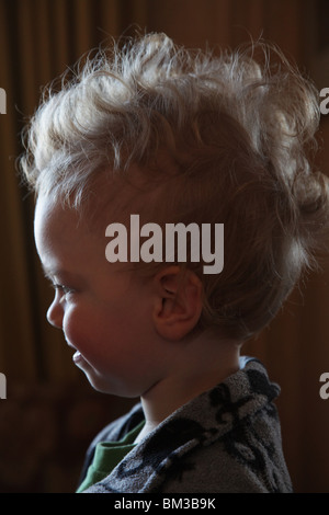 CAPELLI RICCI BIONDI PROFILO per bimbi: Un bambino di due anni profilo per bambini ricci a chiave bassa capelli biondi sorrisi sorrisi sorrisi sorridenti modello felice rilasciato Foto Stock