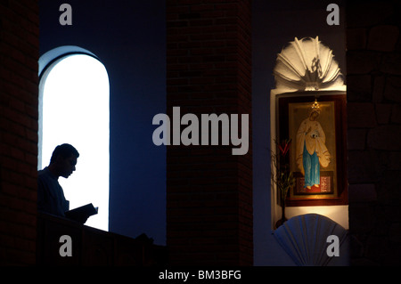 Fratello Jose Guadalupe Avila Vargas prega nella cappella di Nostra Signora della solitudine monastero, San Miguel De Allende, Messico. Foto Stock