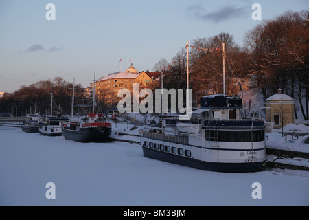 FIUME AURA, TURKU, surgelato, INVERNO PROFONDO: Fiume Aura Turku Åbo Finlandia ristorante nave barche barche barche invernali ghiaccio neve Foto Stock