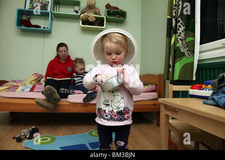 Bambini ragazza baby play riproduce l'usura indossa indossa scolapasta ciotola setaccio come un cappello modello rilasciato Foto Stock