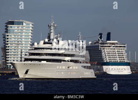 2010 aprile 16. Amburgo, Germania. Yacht Eclipse lascia il cantiere Blohm + Voss. Foto Stock