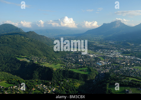 Vista aerea della valle chiamato 'cluse de Chambery'. Saint Alban Leysse / Challes-les-eaux. Savoy (Savoie), sulle Alpi francesi, Francia Foto Stock