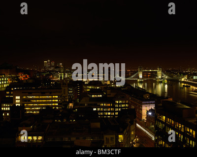 La notte della vista della città di Londra che mostra canary wharf e il Tower bridge Foto Stock