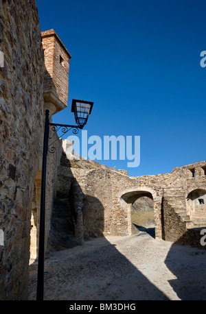 Il Portogallo, l'arco d'ingresso alla città attraverso le pareti circostanti, Marvão Foto Stock