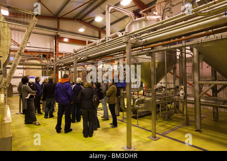 Regno Unito, Inghilterra, Herefordshire, molto Marcle, Limiti Farm, Weston's Cider Mill, succo press room, turisti in visita guidata Foto Stock