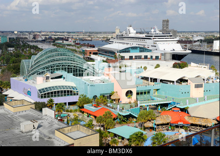 Tampa Bay Florida Aquarium Downtown con la nave di crociera in background Foto Stock