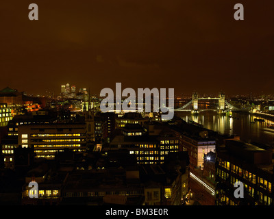 La notte della vista della città di Londra che mostra canary wharf e il Tower bridge Foto Stock