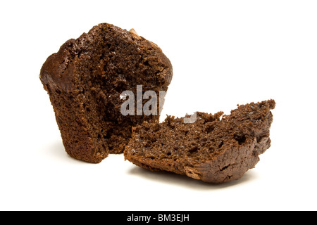 Doppio cioccolato fondente Muffin riempito isolata contro uno sfondo bianco. Foto Stock