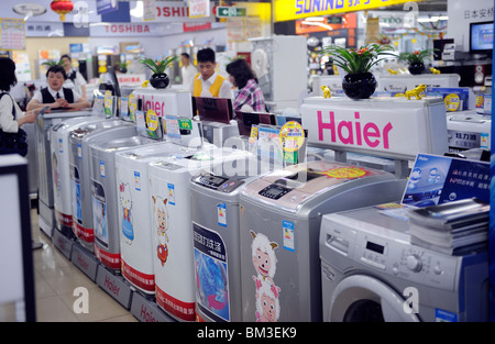 Le macchine di lavaggio di Qingdao Haier Co. Ltd. a Suning Appliance Co. store a Pechino in Cina. 16-Maggio-2010 Foto Stock