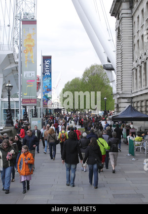 La folla a piedi lungo la Queens a piedi South Bank di Londra Foto Stock