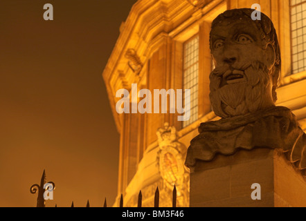 Pietra scolpita testa fuori [Sheldonian Theatre] durante la notte, Oxford, England, Regno Unito Foto Stock