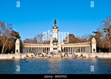Il re Alfonso XII Memorial, Estanque Lake, il Parco del Retiro di Madrid, Spagna Foto Stock