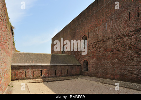 Il pentagonale Fort Napoleon mostra caponier con un fucile porte e fossato asciutto nelle dune di Ostenda, Belgio Foto Stock