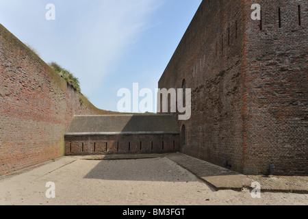 Il pentagonale Fort Napoleon mostra caponier con un fucile porte e fossato asciutto nelle dune di Ostenda, Belgio Foto Stock