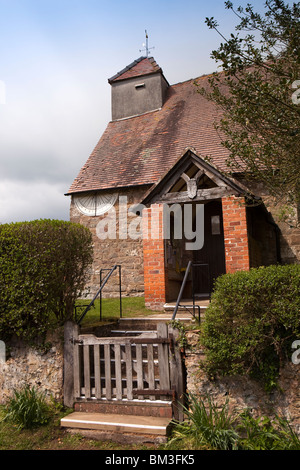 Regno Unito, Inghilterra, Herefordshire, Aylton, chiesa del villaggio, con insoliti meridiana fuori porta Foto Stock